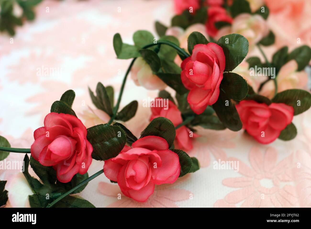 Rosas de tela rosadas de cerca sobre fondo floral Foto de stock