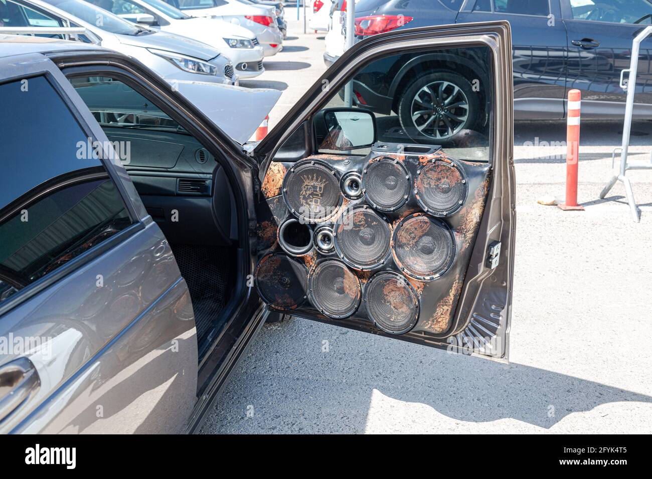 Samara, Rusia - 15 de mayo de 2021: Puerta delantera del vehículo montada con los altavoces de audio opcionales Foto de stock