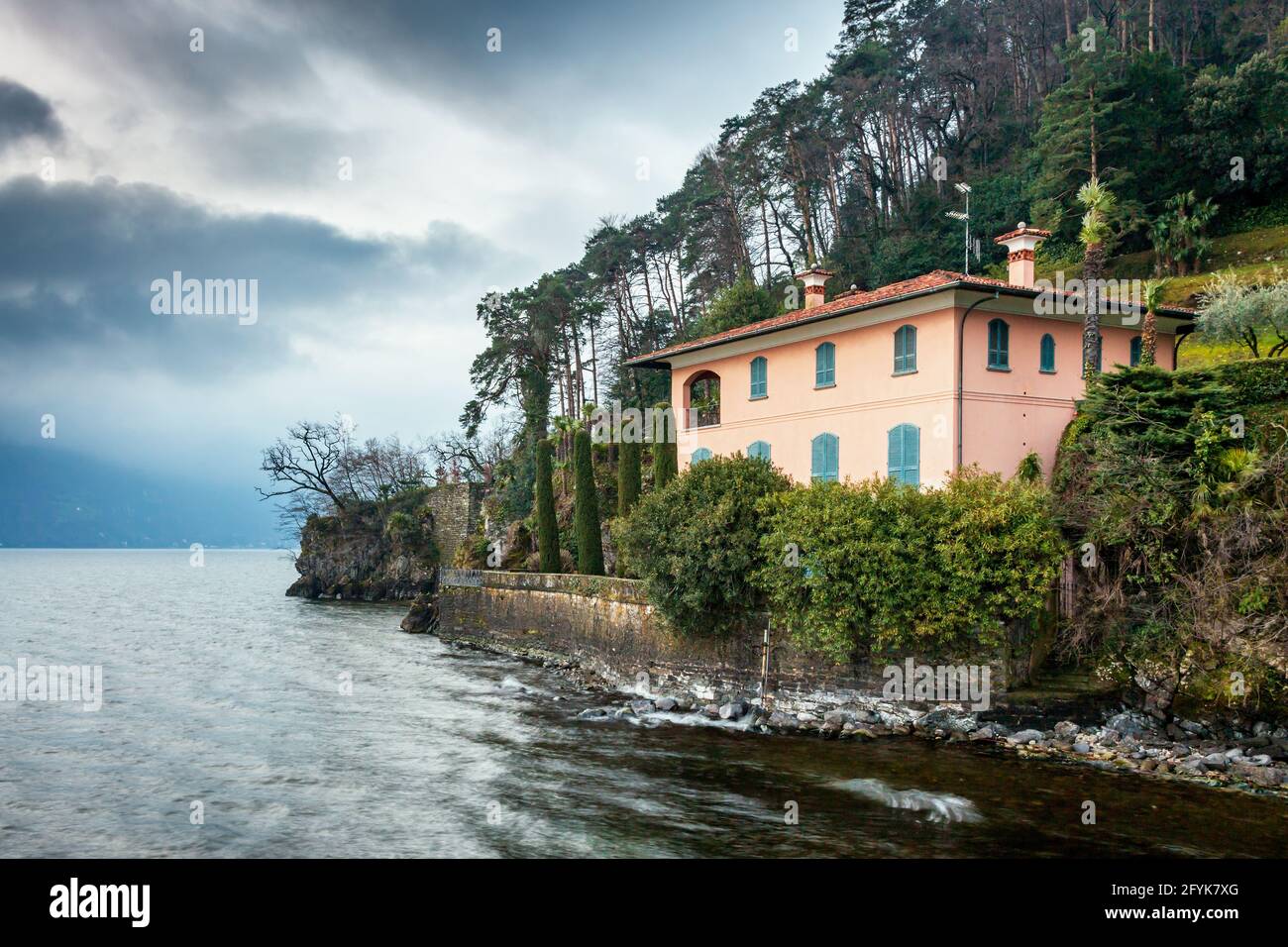 Elegante villa junto al lago en Bellagio, con fantásticas vistas al lago Como en los lagos italianos Foto de stock