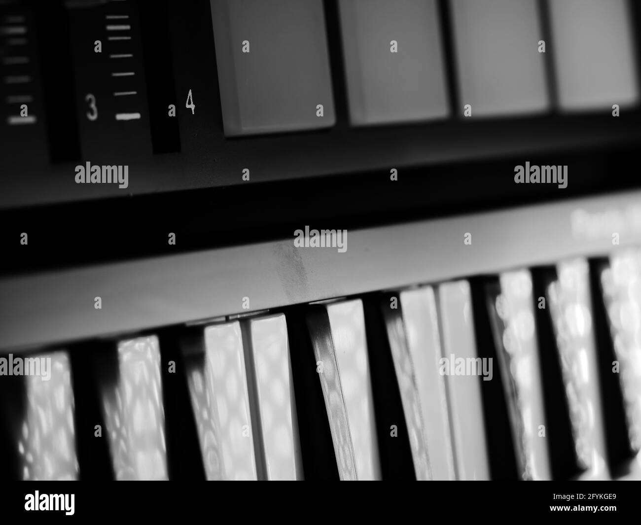 Impresión esqueleto Perezoso Primer plano del piano con panel de control de sonido Fotografía de stock -  Alamy