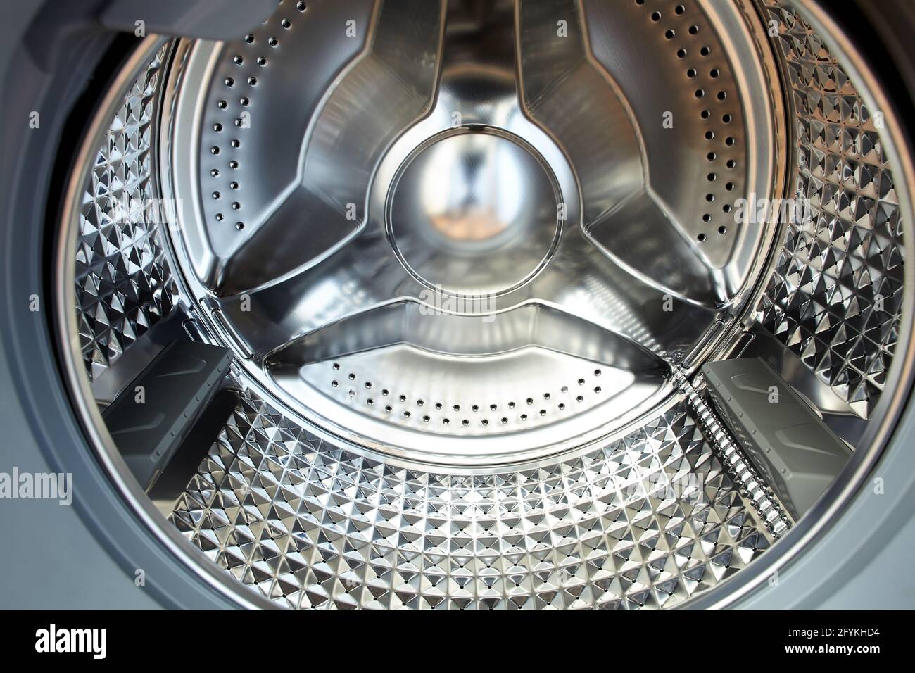 El tambor vacío de la lavadora moderna está hecho de acero inoxidable  Fotografía de stock - Alamy