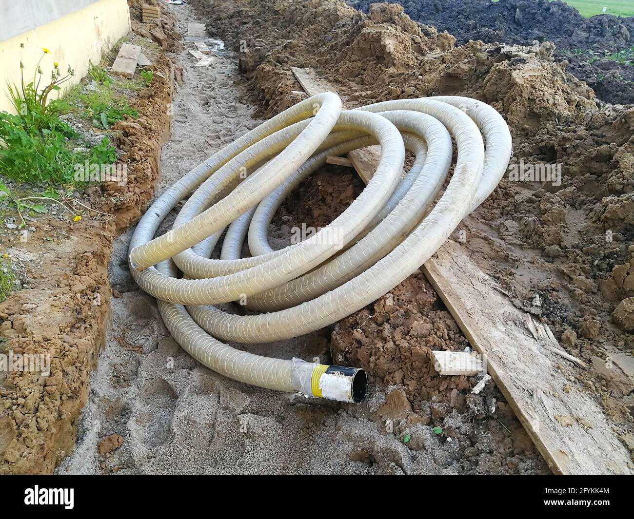 Tubo de filtro de drenaje para el sitio de construcción y drenaje  individual de la casa Fotografía de stock - Alamy