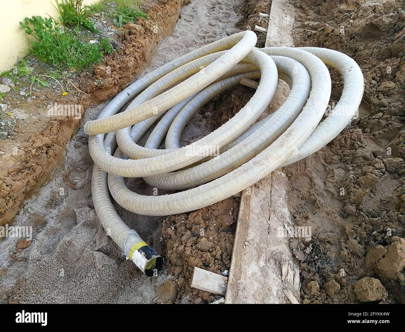 Tubo de filtro de drenaje para el sitio de construcción y drenaje  individual de la casa Fotografía de stock - Alamy