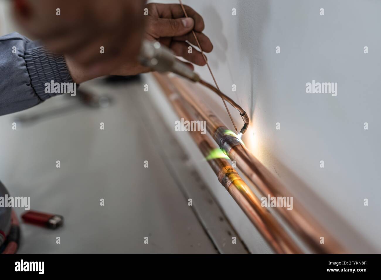 Fontanero usando un soplete para soldar accesorios de cobre Fotografía de  stock - Alamy