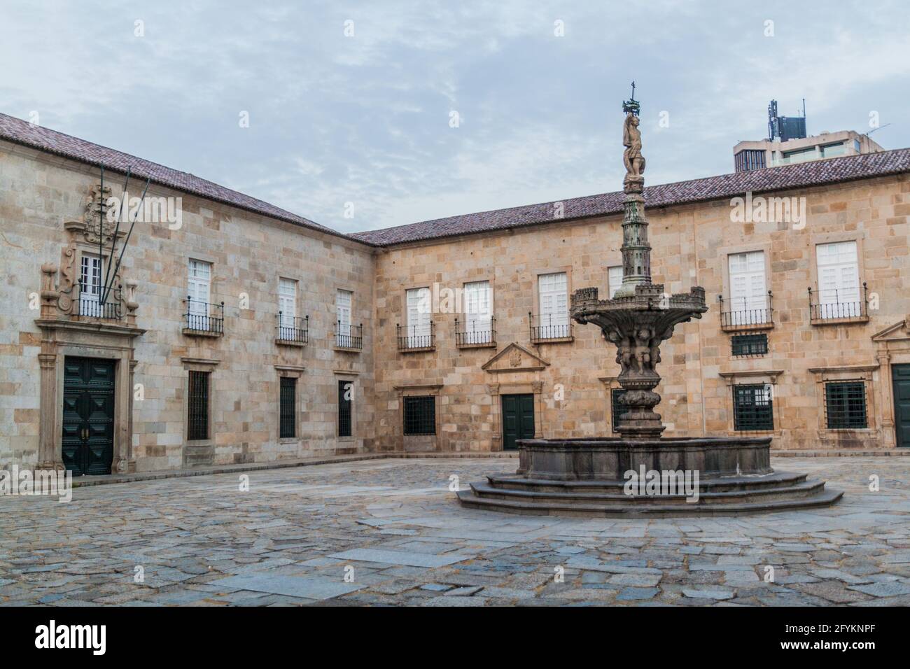 Fuente en la plaza Largo do Paco en Braga con el Rectorado de la  Universidad de Minho, Portugal Fotografía de stock - Alamy
