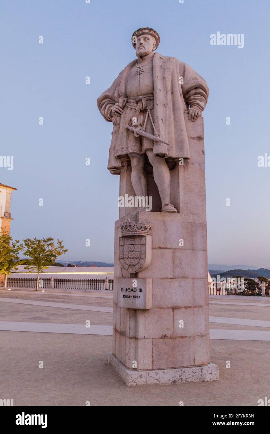 COIMBRA, PORTUGAL - 12 DE OCTUBRE de 2017: Estatua de D. Joao III (Juan III de Portugal) en la Universidad de Coimbra, Portugal Foto de stock