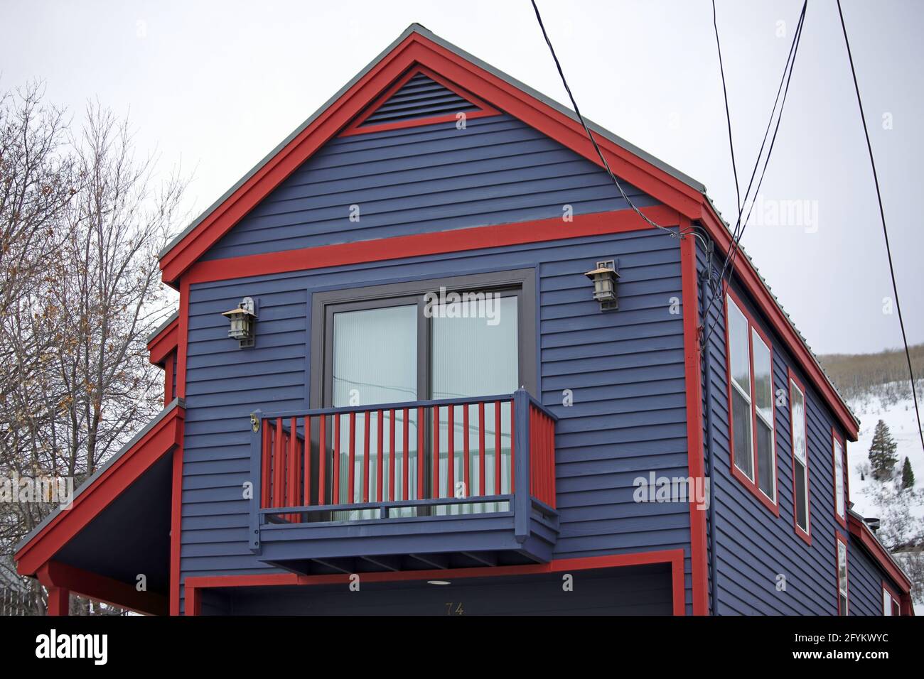 Casa de campo con paredes exteriores pintadas de rojo y azul Fotografía de  stock - Alamy