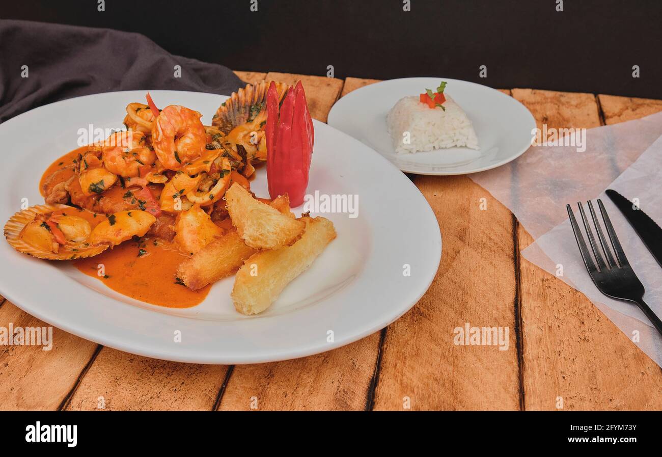 Comida PERUANA Plato Peruano A lo macho fish, mesa de madera, servido