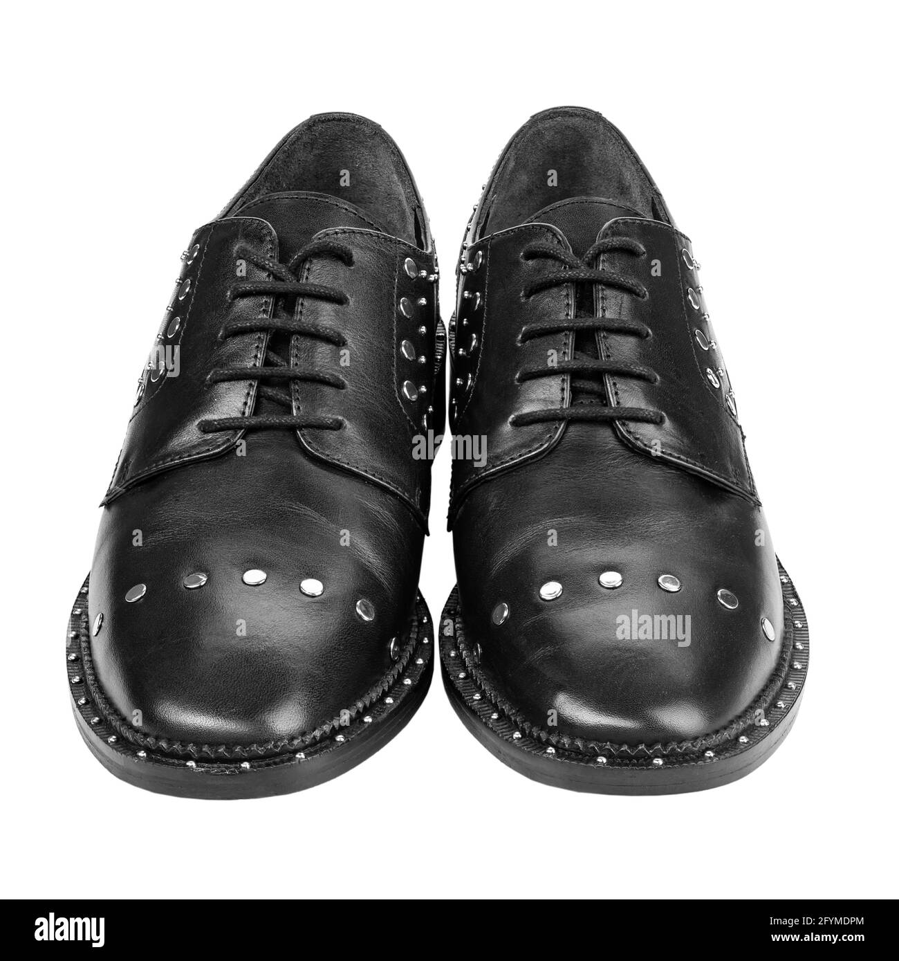 Botas de piel para mujer de primer plano en color negro. Zapatillas de  estilo Oxford. Zapatos sport. El archivo contiene la ruta de recorte  Fotografía de stock - Alamy
