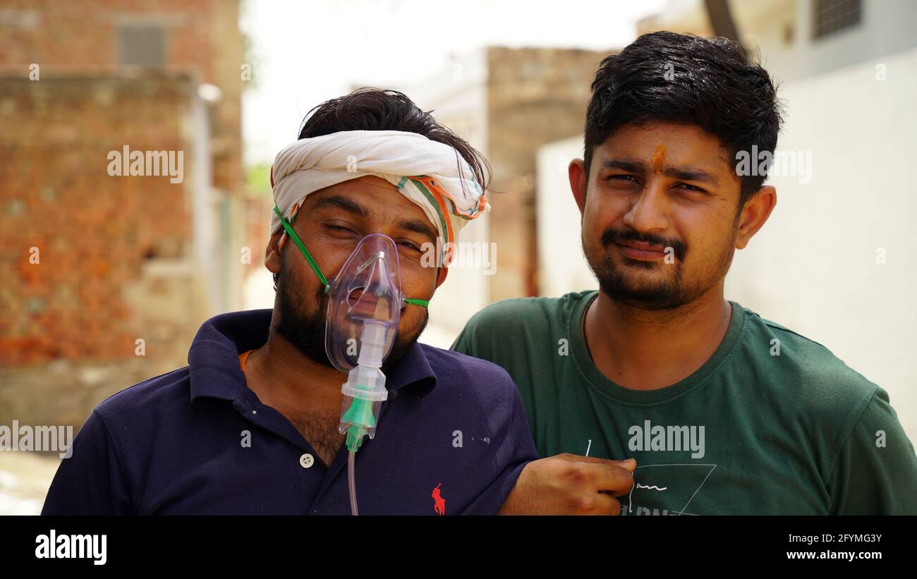 Jaipur, India - 21 de mayo: Primer plano enfermo Yong niño con máscara de oxígeno cara con líquido flujo de oxígeno fuera del hospital. Niño infectado con la enfermedad de Covid 19. Foto de stock