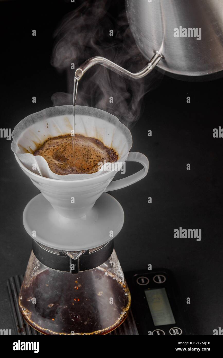 Método alternativo para hacer café. La cafetera es un cristal de estilo de  vertido manual. Café cerveza sobre fondo negro Fotografía de stock - Alamy