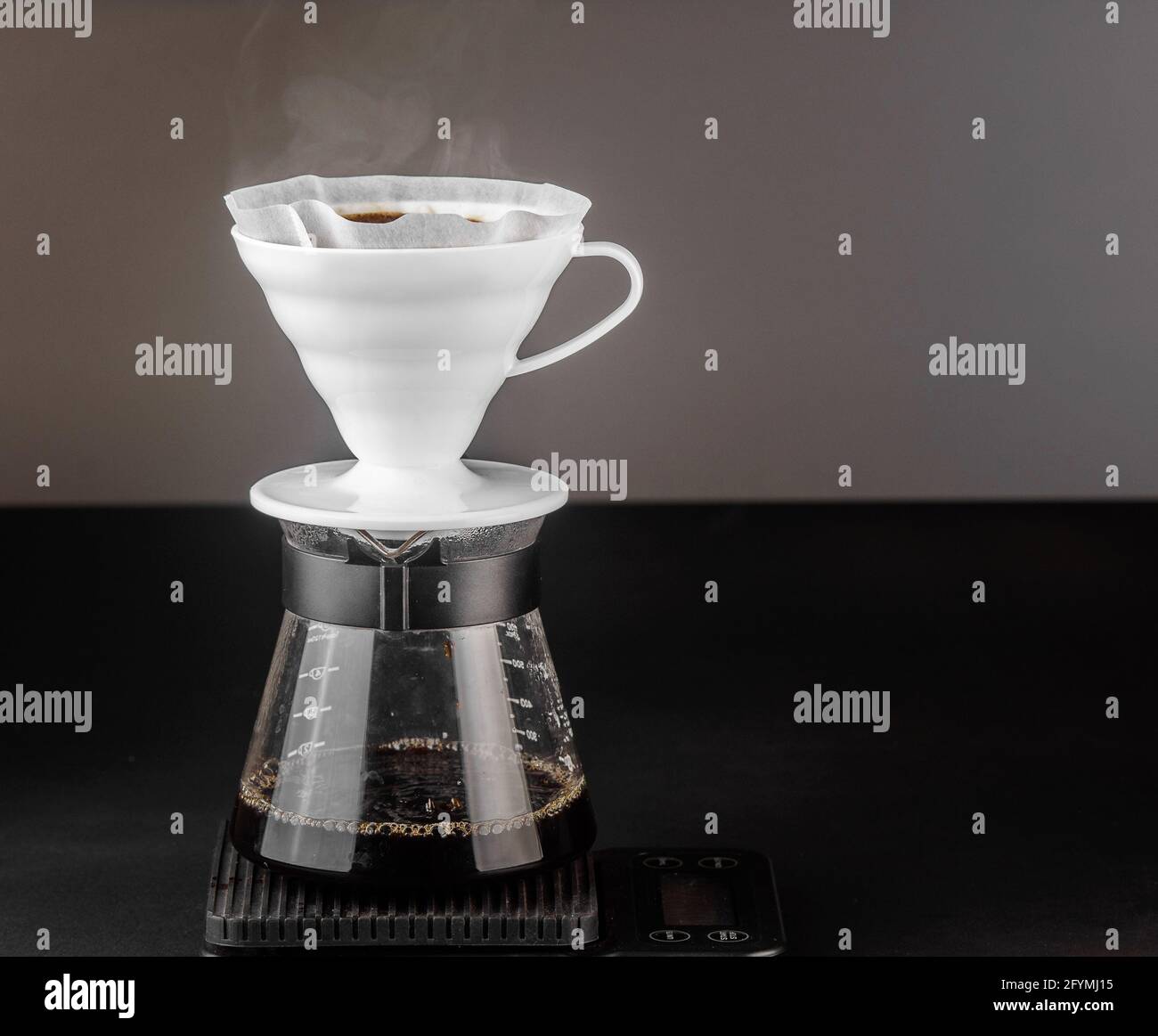 Método alternativo para hacer café. La cafetera es un cristal de estilo de  vertido manual. Café cerveza sobre fondo negro Fotografía de stock - Alamy