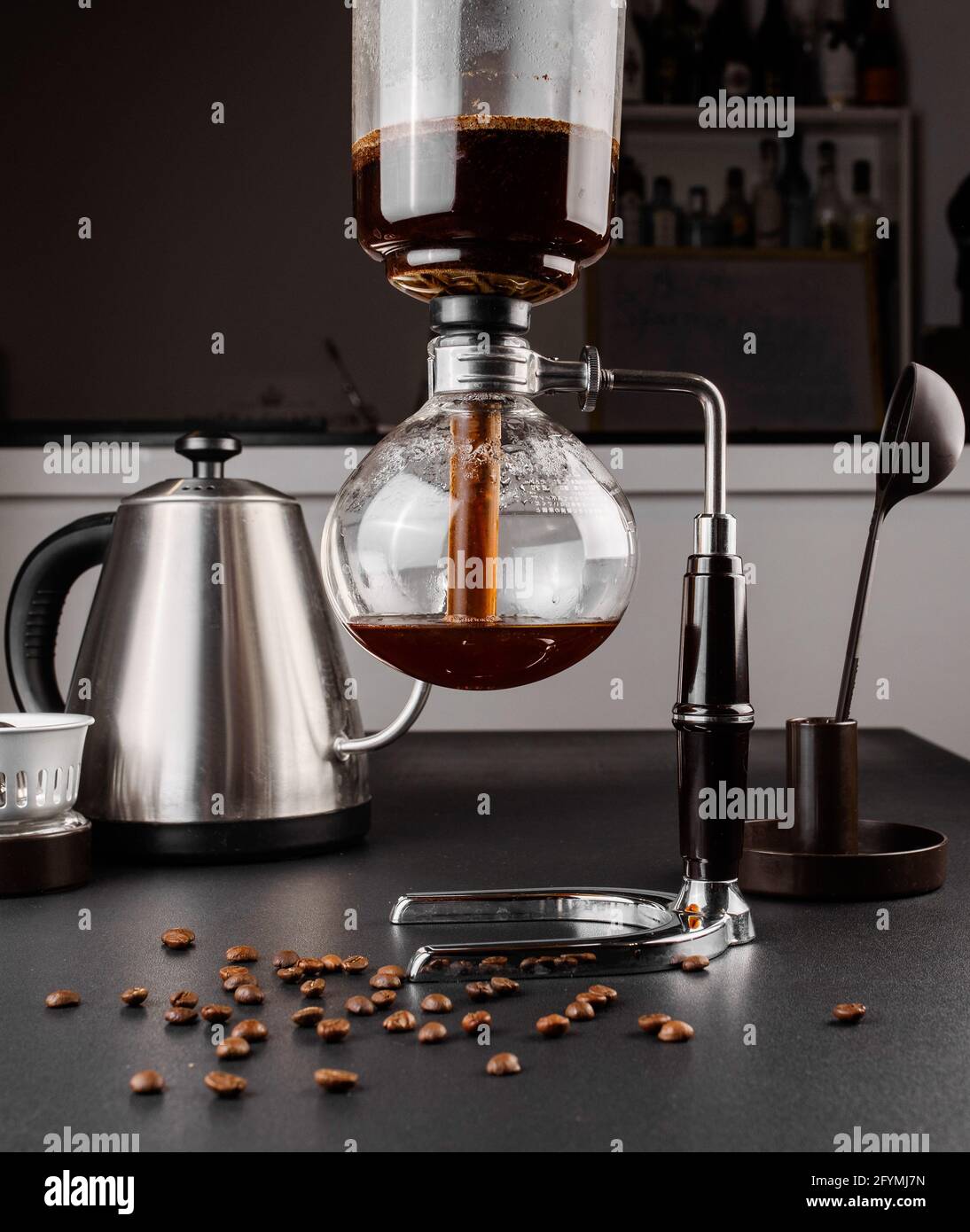 Sifón método alternativo de hacer café. La cafetera es un vidrio de estilo  de vertido manual. Elaboración de café Fotografía de stock - Alamy
