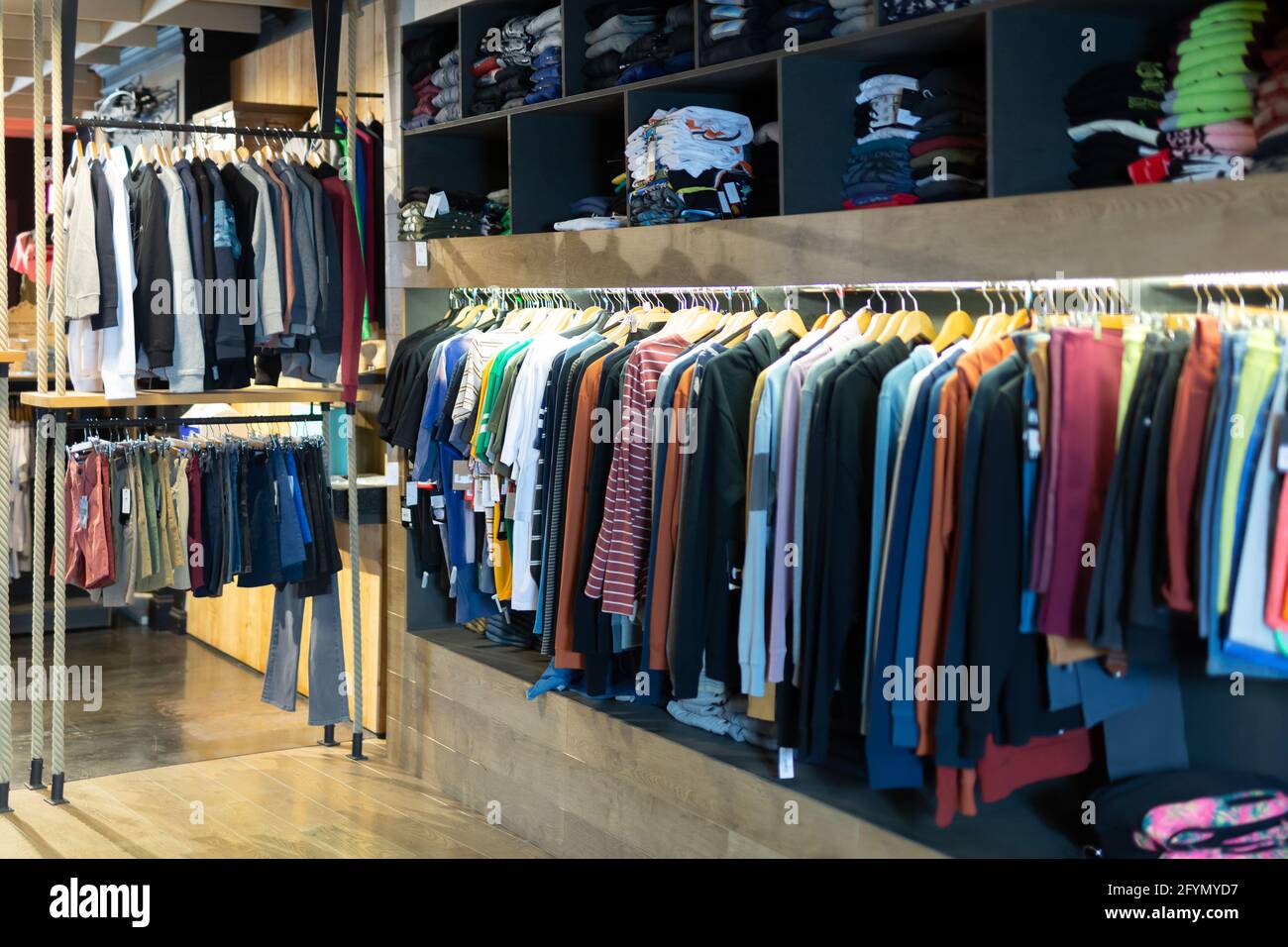 Variedad de ropa para hombre en la tienda de ropa Fotografía -