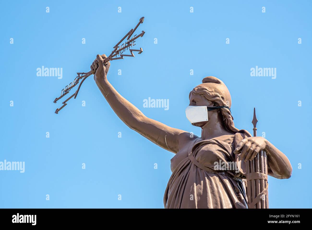 Savines le lac, Francia - 7 de julio de 2020: Un monumento que representa a la República Francesa, con una máscara protectora en su cara Foto de stock
