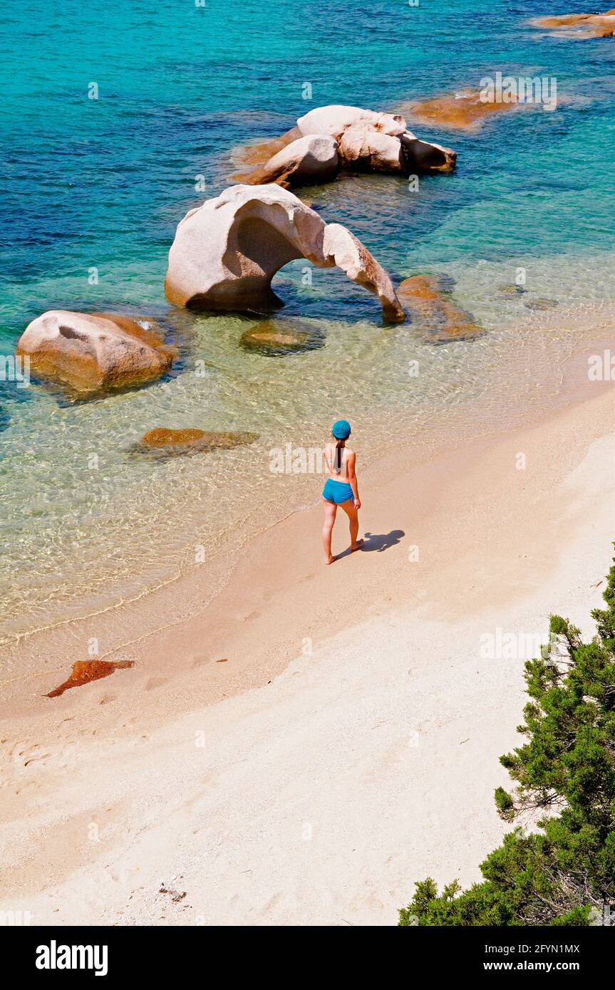 Italia, Cerdeña, Costa Esmeralda, mujer en la playa de Elephant rock  Fotografía de stock - Alamy