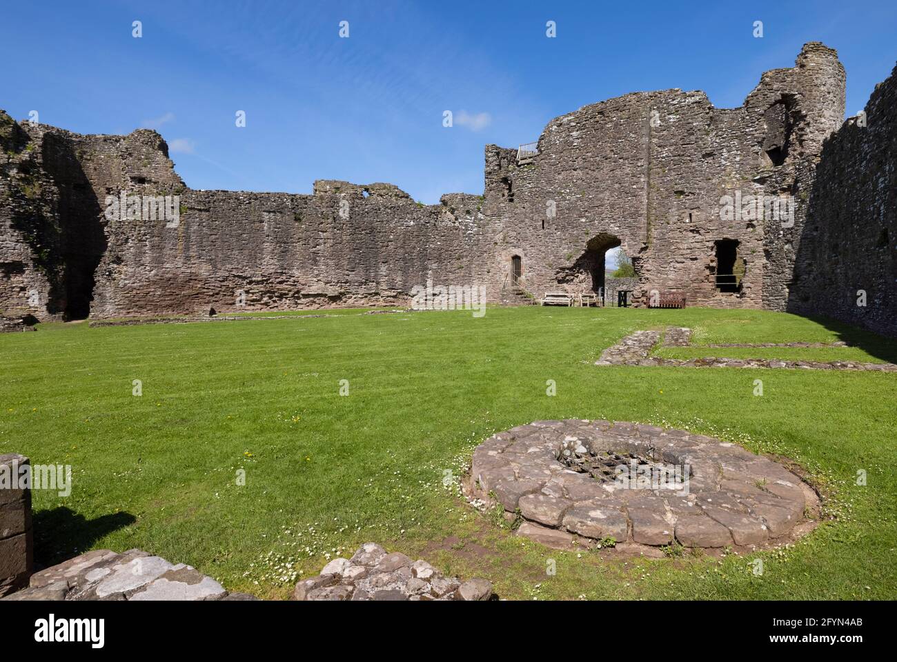 El barrio interior y pozo en el Castillo Blanco, Monmouthshire, Gales Foto de stock