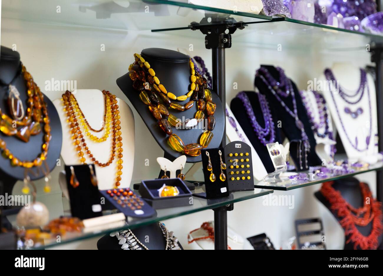 Colección de joyas de ámbar natural exhibida para la venta en los estantes  de boutique Fotografía de stock - Alamy