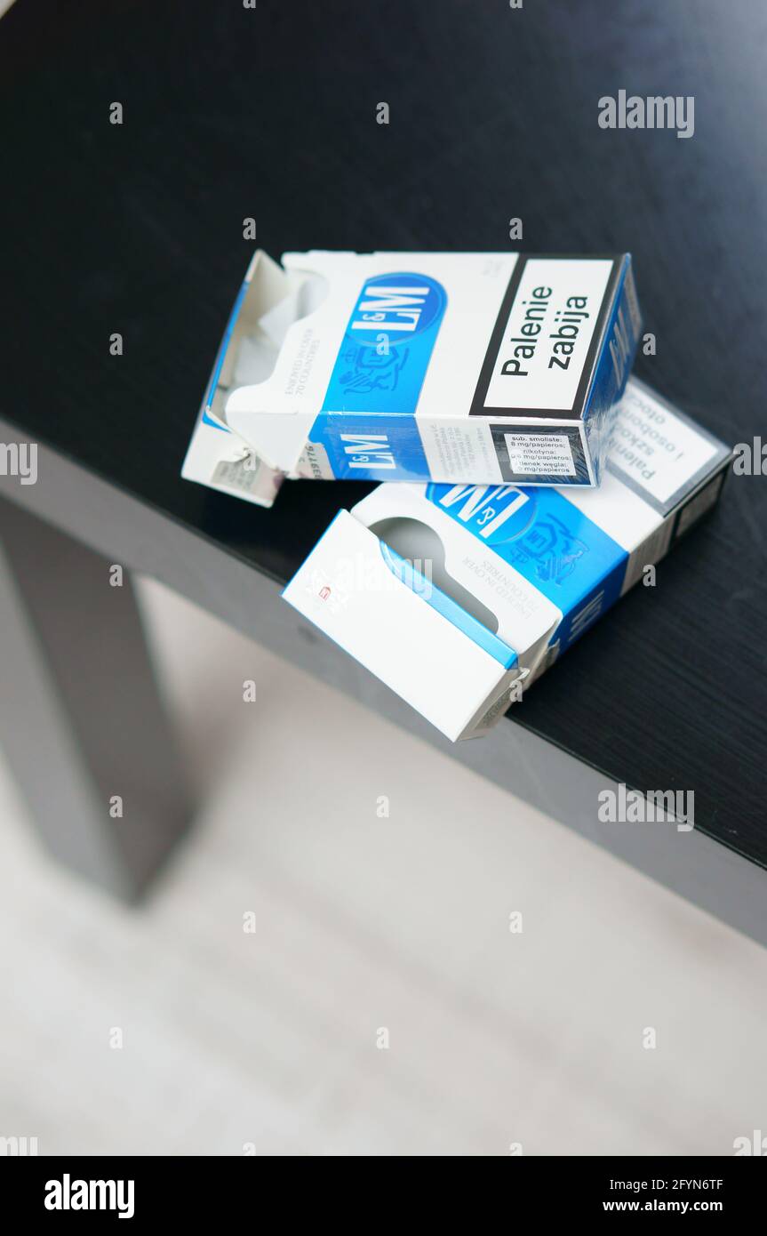 POZNAN, POLONIA - 29 de abril de 2013: Vaciar cajas de cigarrillos sobre mesa de madera. Los fumadores pesados pueden fumar dos cajas al día. Foto de stock