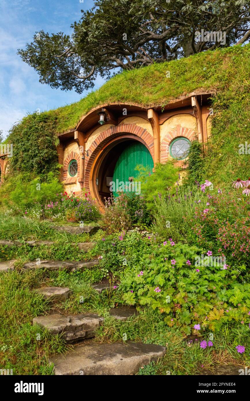 Bilbo Baggin's hobbit hole en Hobbiton pueblo de las películas El Hobbit y el Señor de los Anillos, Nueva Zelanda Foto de stock