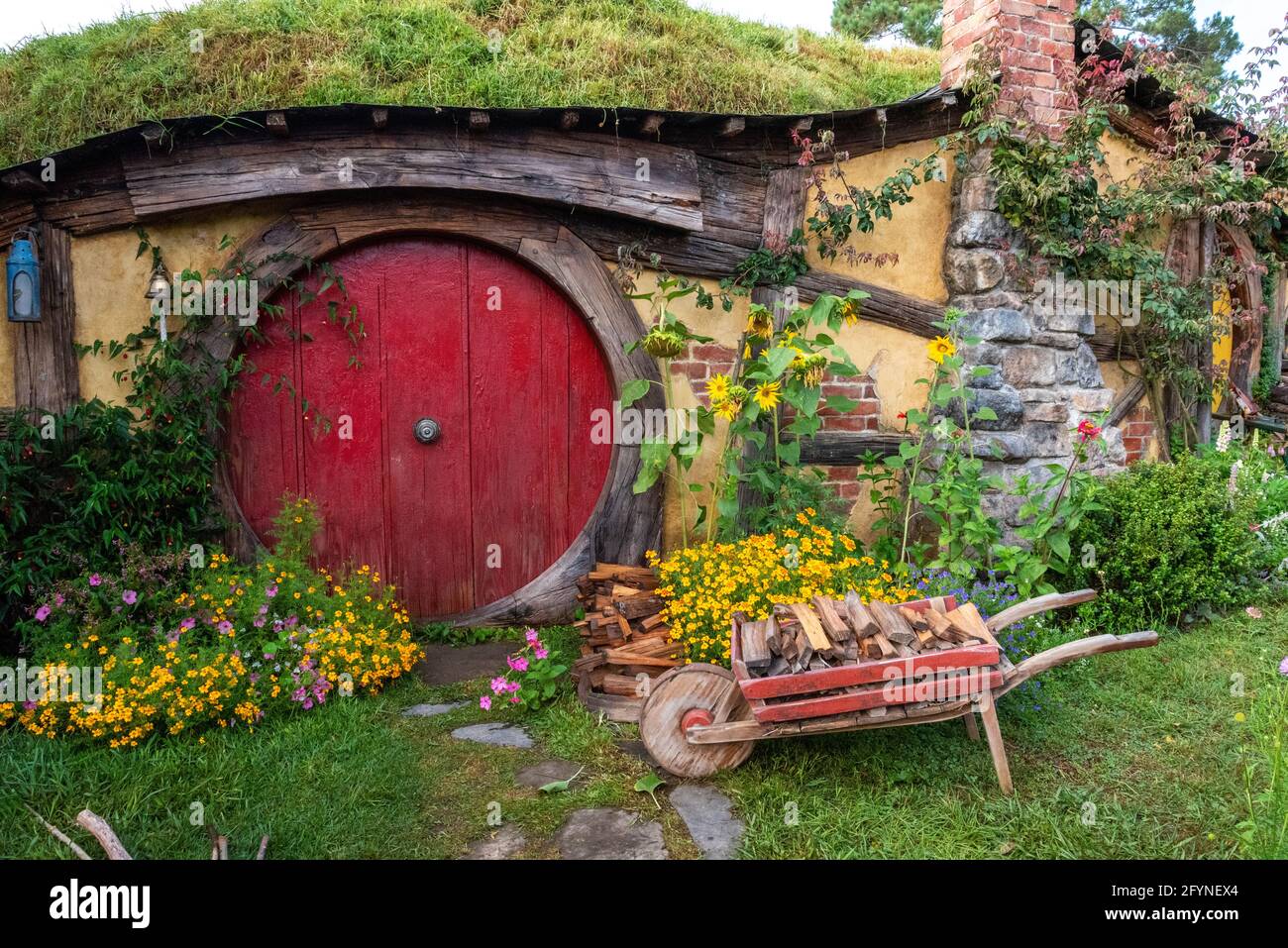 Casa de Samwise Gamgee en Hobbiton pueblo de las películas El Hobbit y el Señor de los Anillos, Nueva Zelanda Foto de stock