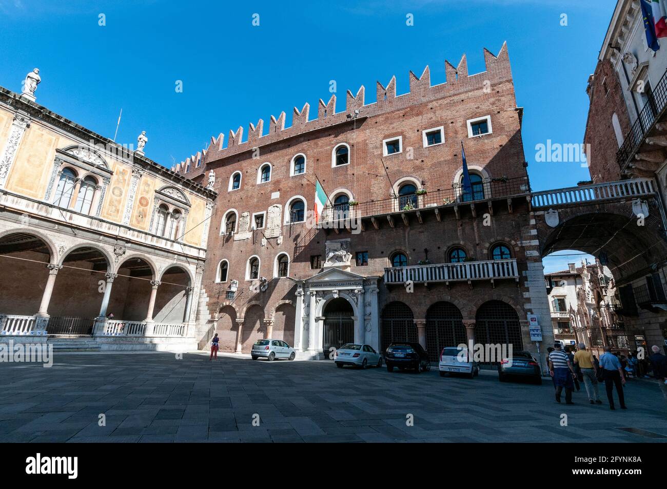 Los turistas deambulan por la Piazza dei Signor en la ciudad medieval de Verona, en la región del Véneto, al norte de Italia. Foto de stock