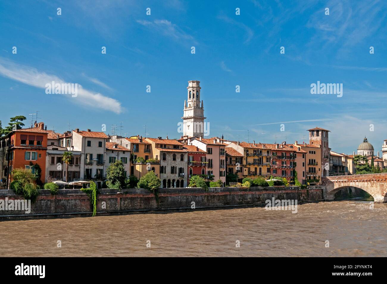 Horizonte de la ciudad medieval de Verona sobre el río Adige, (Fiume Adige) en la región de Veneto, al norte de Italia. Foto de stock