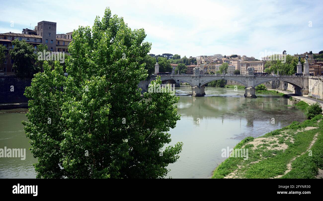 Vista del río Tevere cerca de la Ciudad del Vaticano Foto de stock