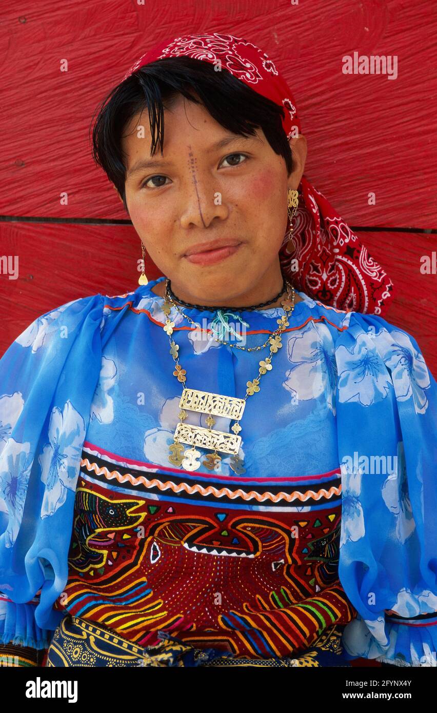 Panamá, archipiélago de San Blas, Río Sidra, pueblo de Mamardup, mujer Kuna Foto de stock