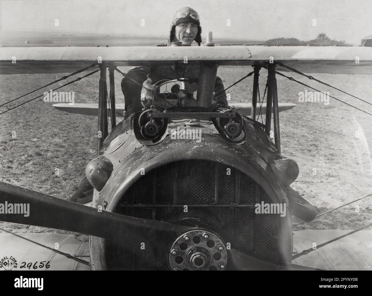 Piloto de caza de la Primera Guerra Mundial Edward Eddie Vernon Rickenbacker American Flying Ace en su avión Spad XIII cerca de Rembercourt, Francia, Aero Squadron 94th Foto de stock