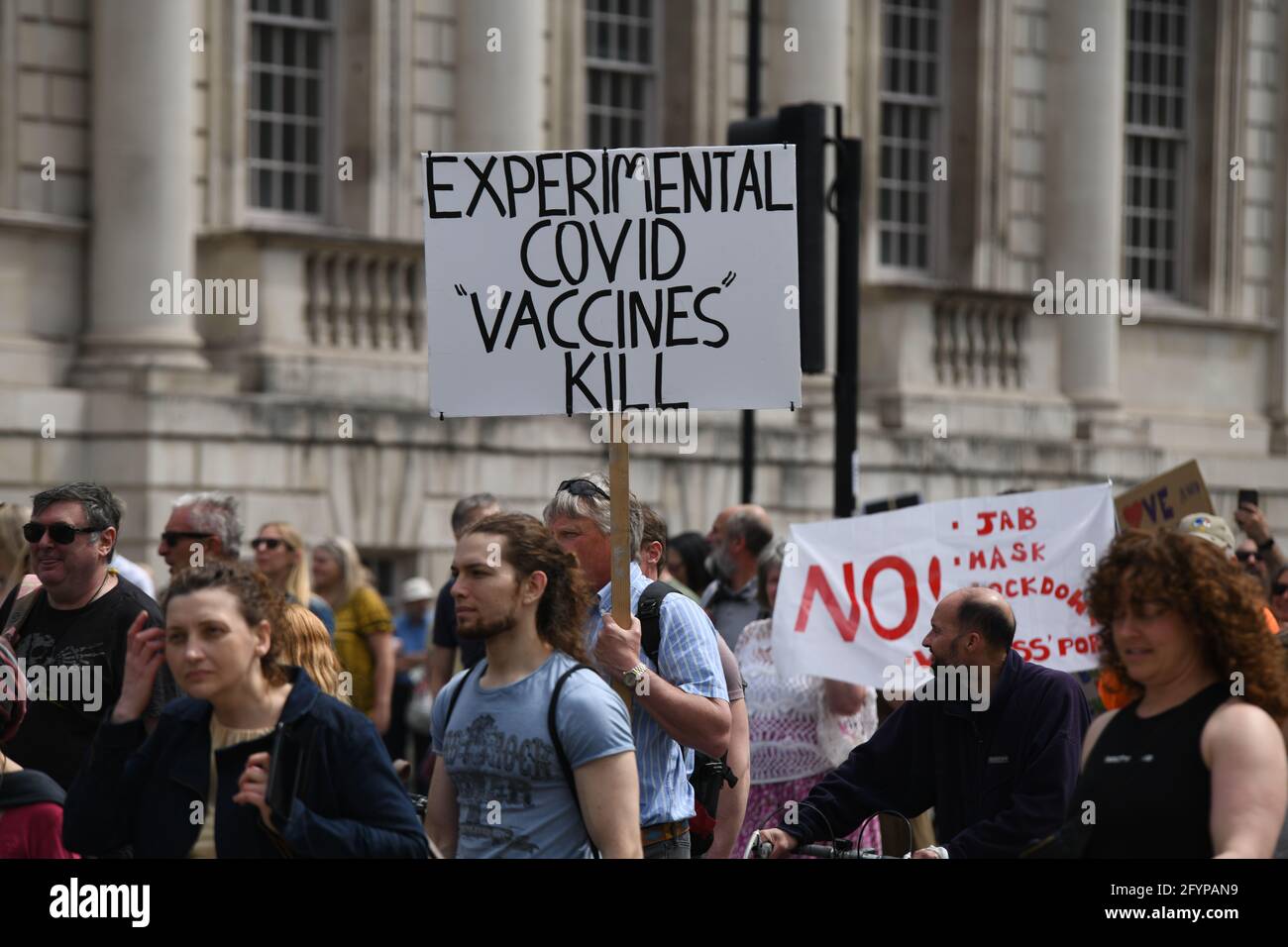 Londres, Reino Unido. 29th de mayo de 2021. Unid for Freedom NO COVID PASAPORTES Los manifestantes que portan pancartas marchan por la libertad contra los pasaportes de vacunas en Londres, el 29th de mayo de 2021. Crédito: Picture Capital/Alamy Live News Foto de stock