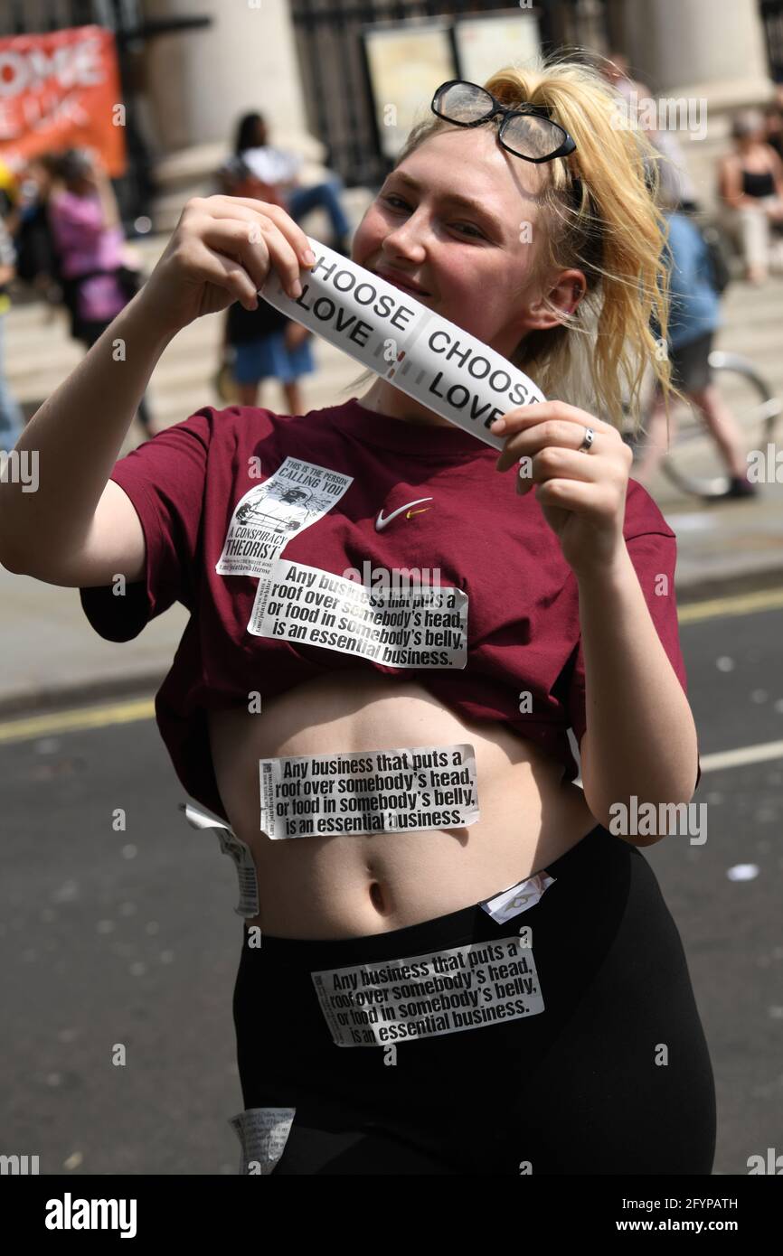 Londres, Reino Unido. 29th de mayo de 2021. Unid for Freedom NO COVID PASAPORTES Los manifestantes que portan pancartas marchan por la libertad contra los pasaportes de vacunas en Londres, el 29th de mayo de 2021. Crédito: Picture Capital/Alamy Live News Foto de stock