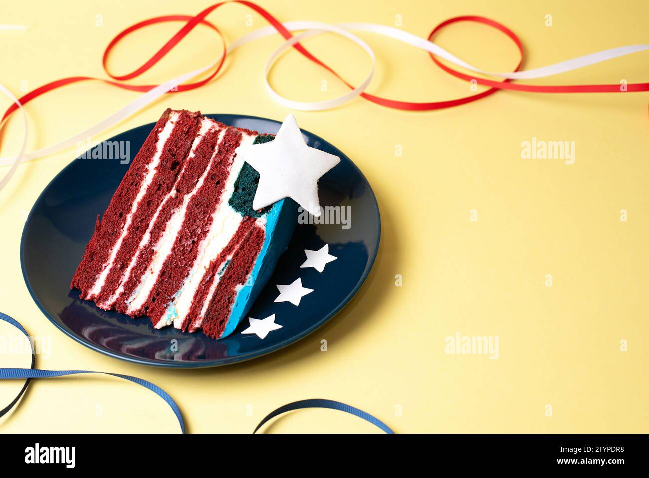 Comida para la fiesta del Día de la Independencia, un pedazo de pastel como la bandera de