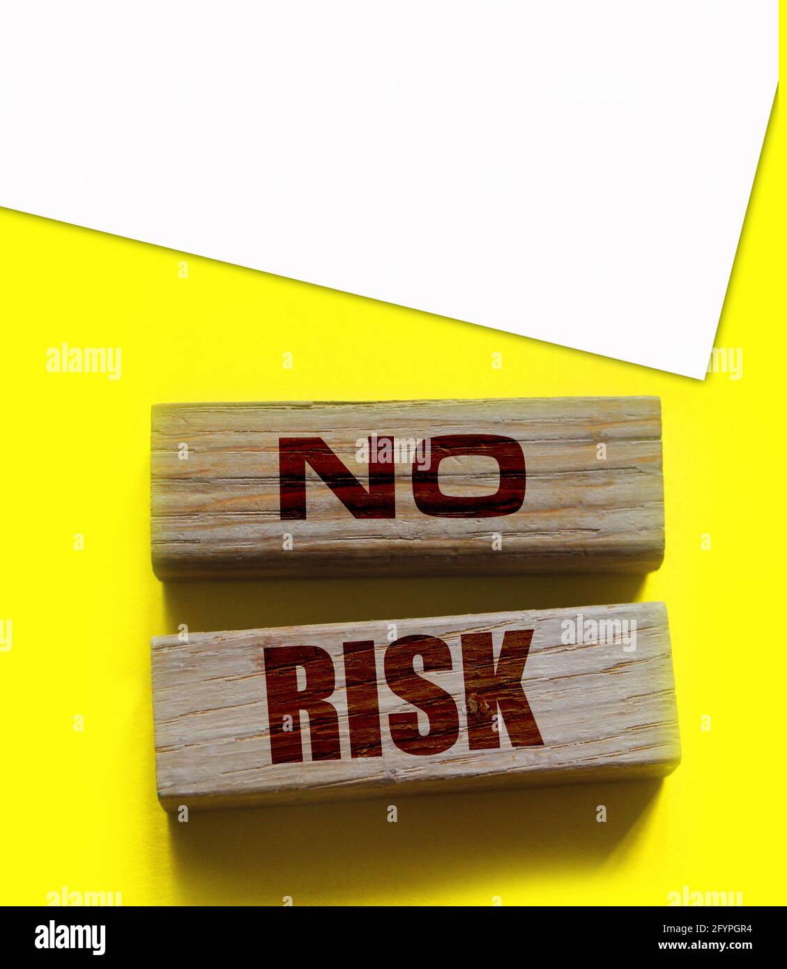 Sin palabras de riesgo sobre bloques de madera sobre fondo amarillo. Concepto de gestión de riesgos. Foto de stock
