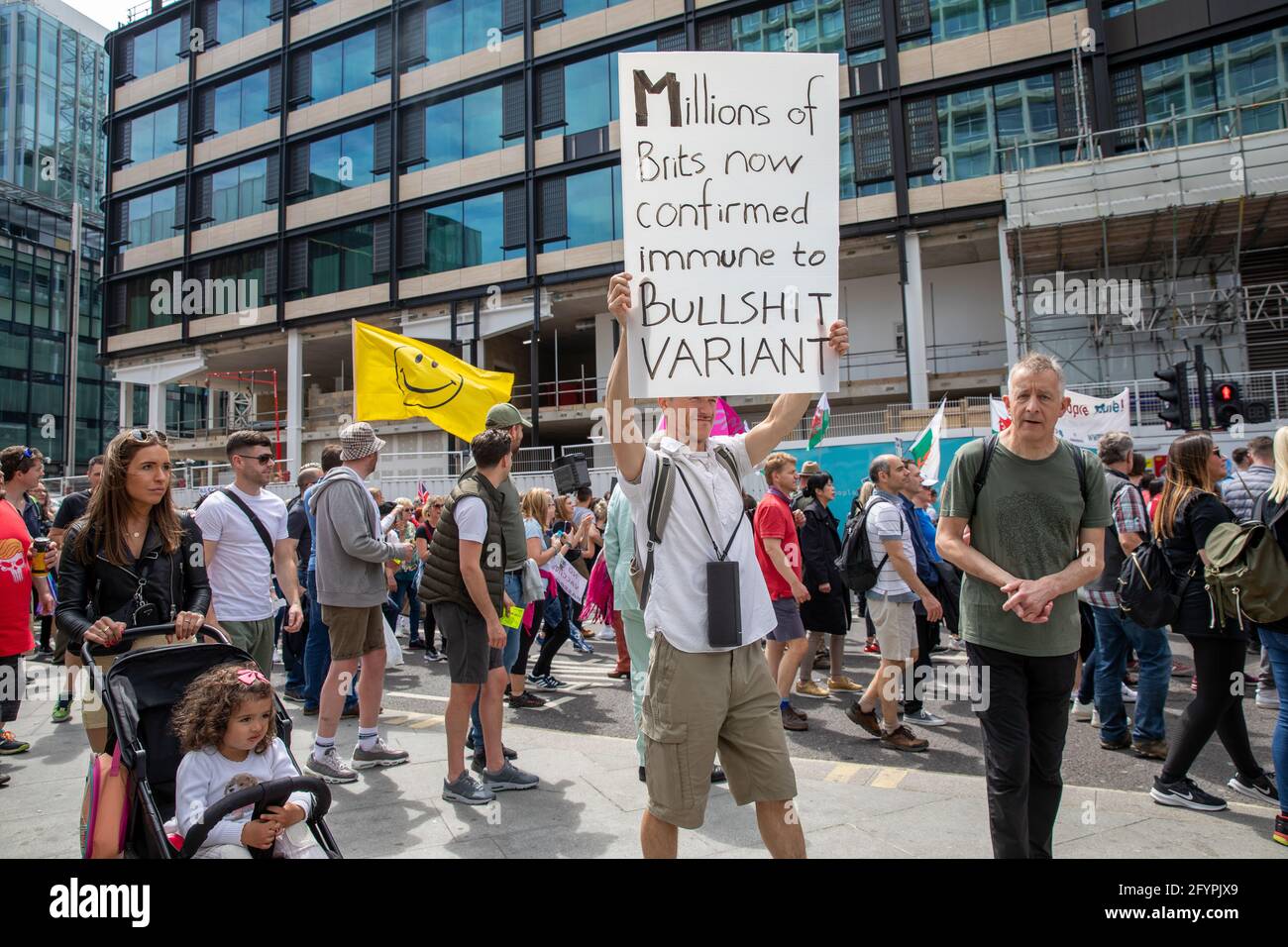 Westminster, Londres, Reino Unido. 29 de mayo de 2021. Miles de manifestantes sin vacunación marchan por las calles del centro de Londres pidiendo al gobierno que relaje las reglas sobre la vacunación Covid, el uso de máscaras, los viajes y el distanciamiento social entre otros. Eslóganes y saqueantes que dicen que Covid es un Hoax, No a Vaccine Passports, United for Freedom. Foto de stock