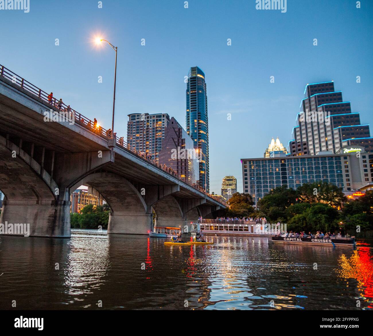 Horizonte de la ciudad de Austin por la noche con el puente de congresos South Congress Bridge desde el río Colorado. Austin, Texas, Estados Unidos Foto de stock