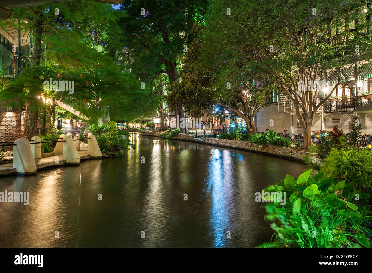 El Riverwalk en San Antonio, Texas, Estados Unidos, por la noche Foto de stock