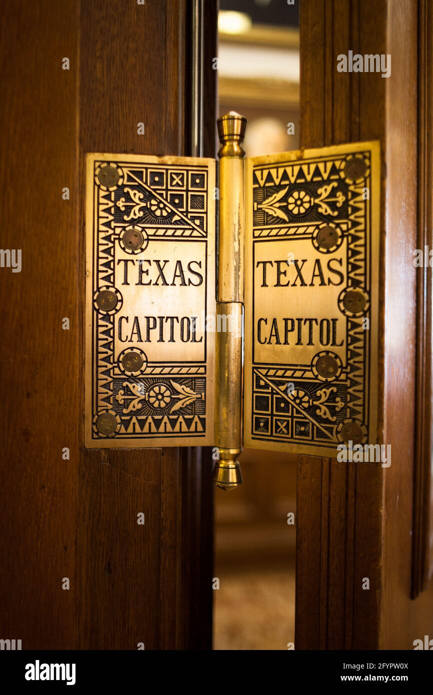 Bisagras decorativas que conducen a las cámaras del Congreso en el edificio del Capitolio del Estado de Texas en Austin, Texas, Estados Unidos Foto de stock