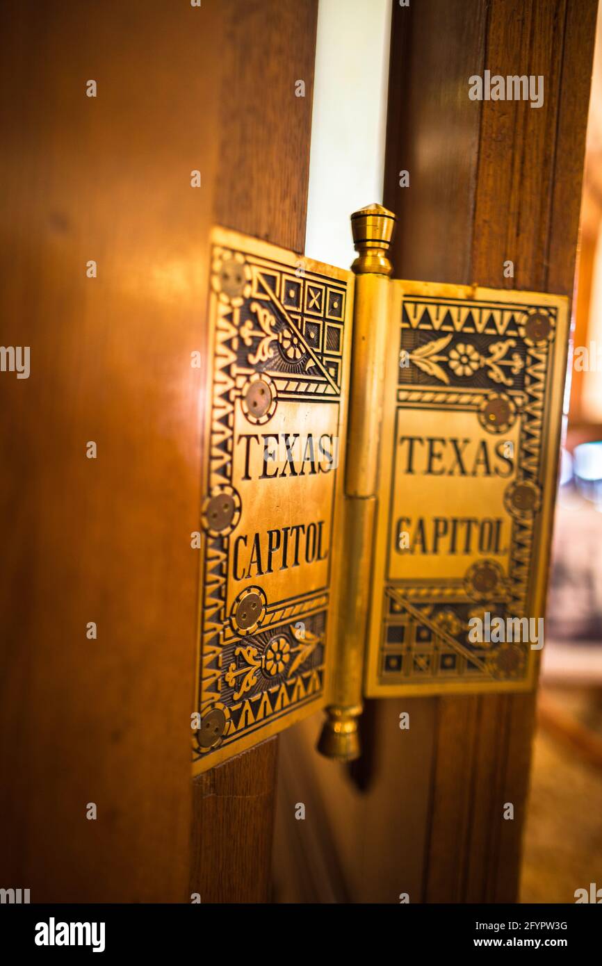 Bisagras decorativas que conducen a las cámaras del Congreso en el edificio del Capitolio del Estado de Texas en Austin, Texas, Estados Unidos Foto de stock