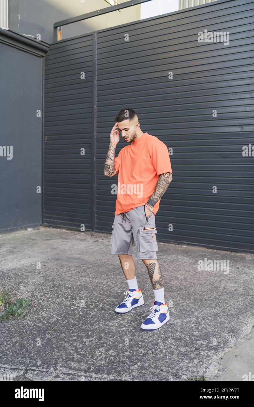 Hombre español en tatuajes de estilo con ropa stock - Alamy