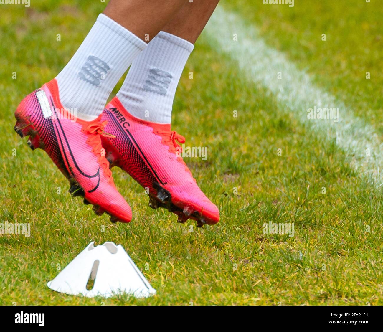 bofetada Práctico calcio Solihull, Reino Unido. 29th de mayo de 2021. Botas Nike Mercurial Superfly  Pink durante el partido de la Vanarama National League entre Solihull Moors  & Eastleigh en el estadio de SportNation.bet en