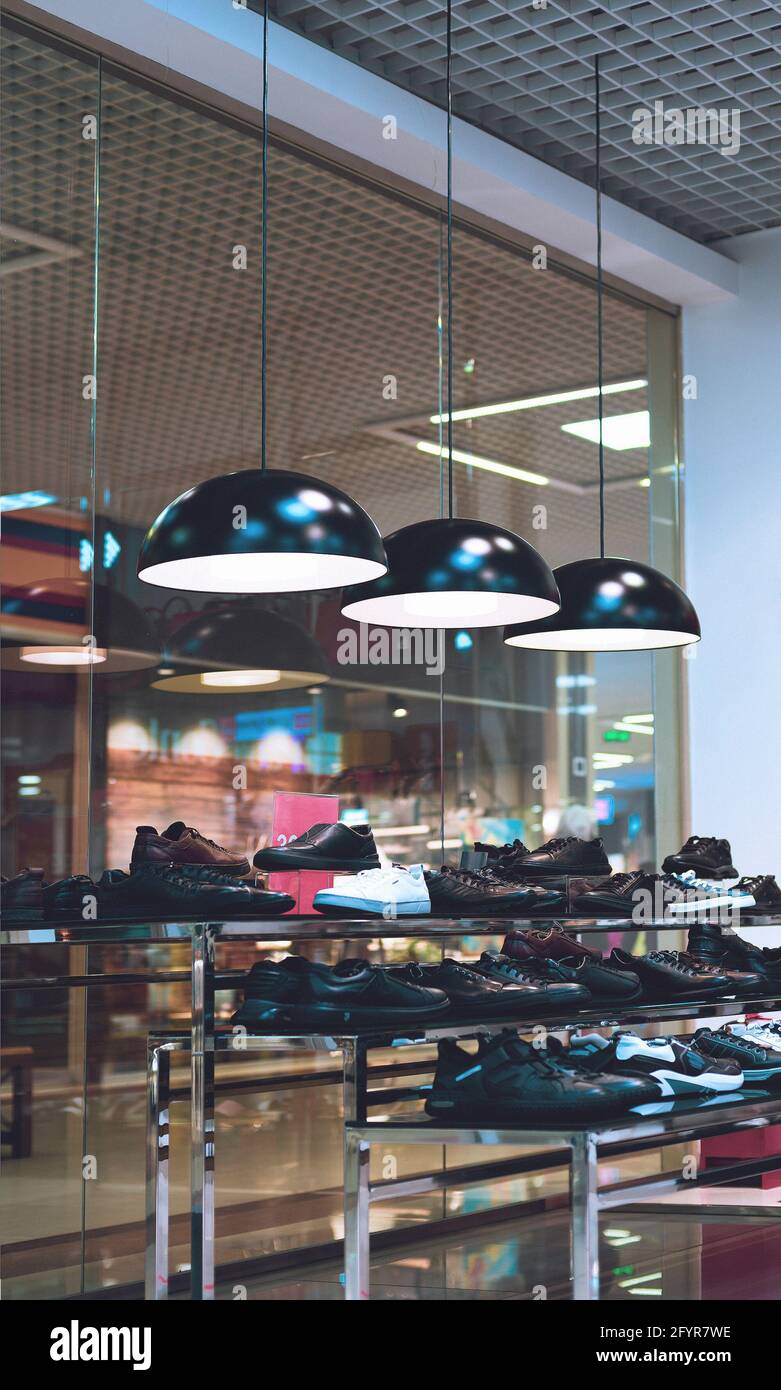 Boutique de zapatos fotografías e imágenes de alta resolución - Alamy