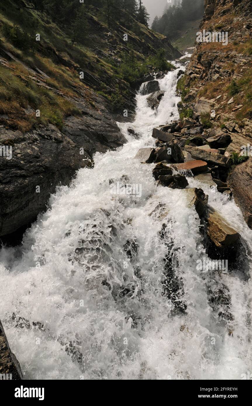 Cascata en Valnontey, Parque Nacional Gran Paradiso Foto de stock