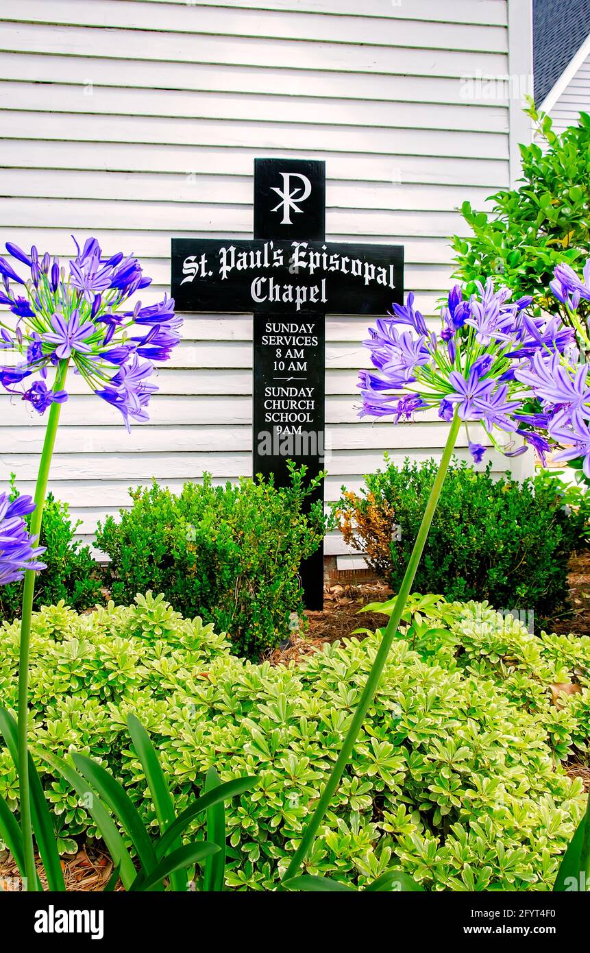 Frente a la Iglesia Episcopal de San Pablo, 27 de mayo de 2021, en Magnolia Springs, Alabama, hay una cruz. La iglesia fue construida en 1902. Foto de stock