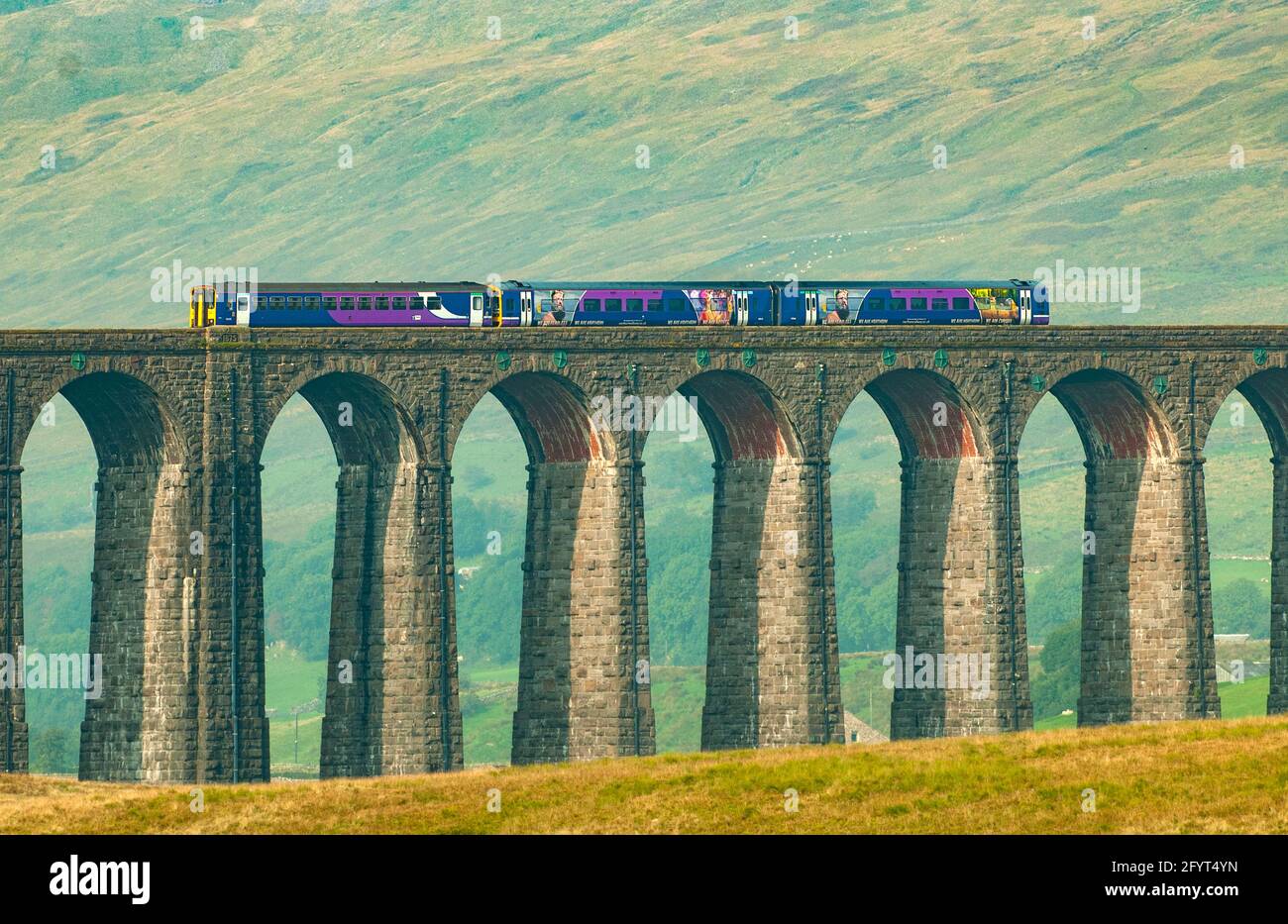 En tren Ribblehead Viaduct, Yorkshire, Inglaterra Foto de stock