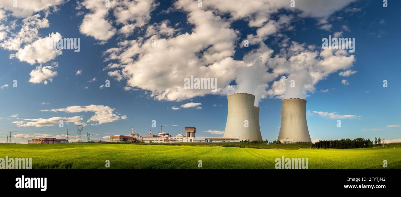 Central Nuclear Temelin, Torres de refrigeración con vapor de agua blanco en el paisaje, república Checa Foto de stock