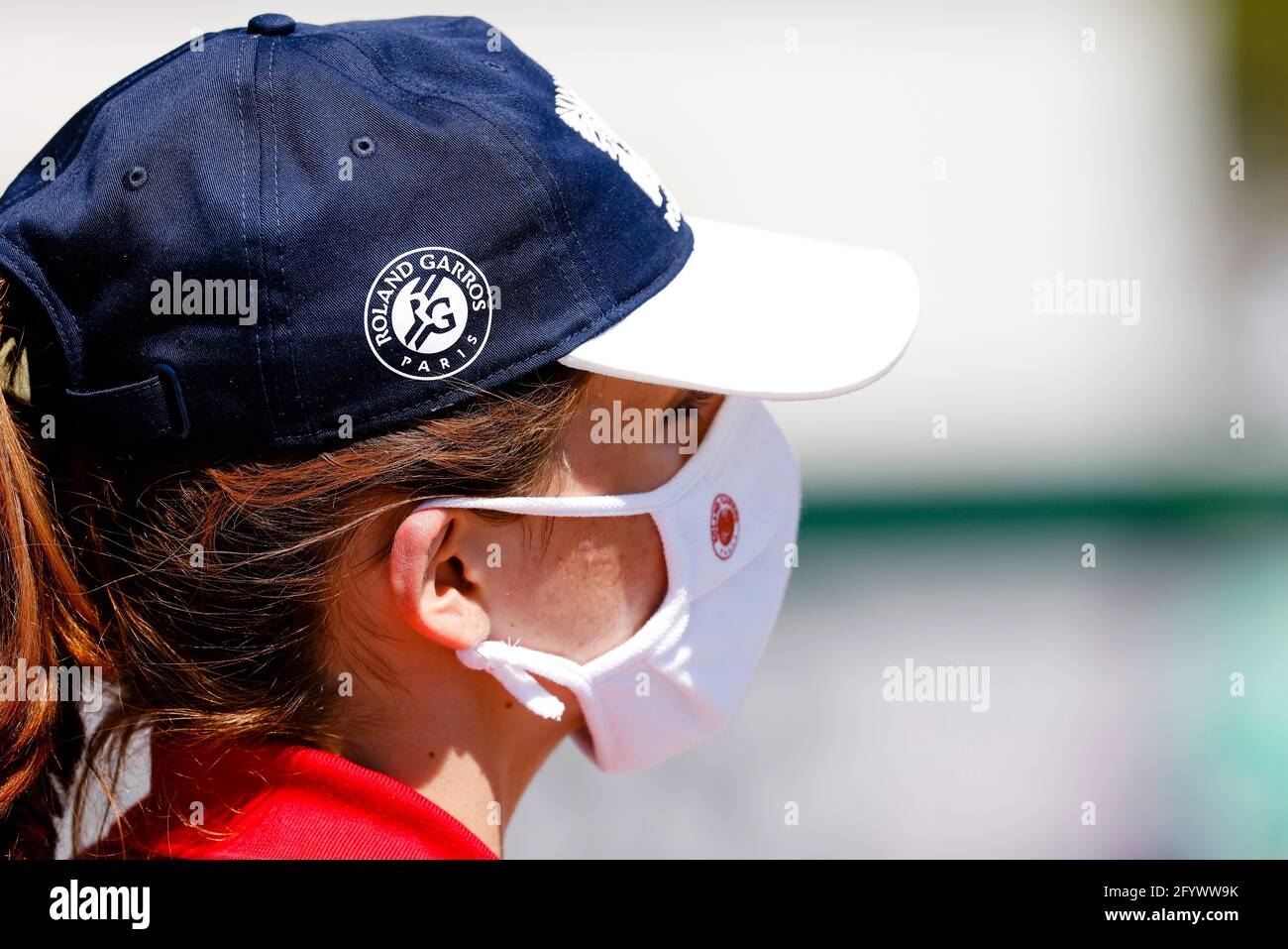 París, Francia. 30th de mayo de 2021. Tenis: Grand Slam/ATP Tour - Abierto  de Francia. Una azafata se coloca en los soportes con un protector de  boca-nariz. Crédito: Frank Molter/dpa/Alamy Live News