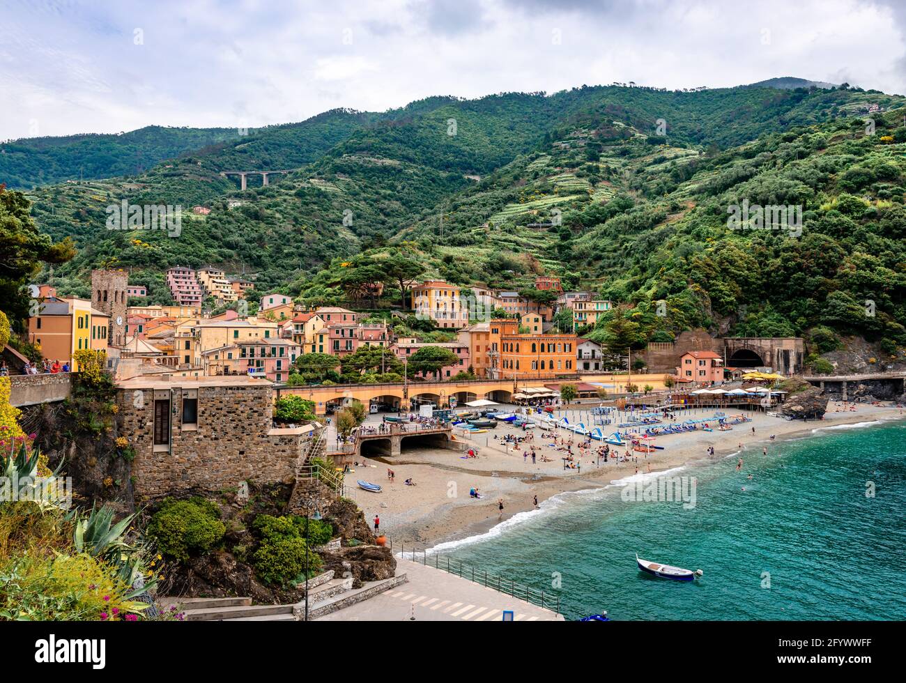 Vista de Monterosso al Mare y de la playa de Bar Alga. Monterosso es el más occidental de Cinque Terre, un parque nacional en Liguria, Italia Foto de stock