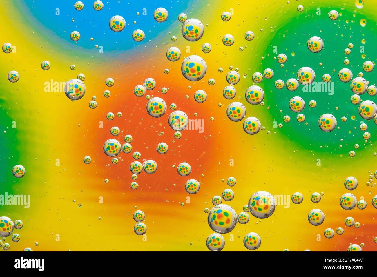 Fondo abstracto multicolor con círculos, burbujas transparentes, arte líquido. Abstracción arco iris, patrón de gotas, diseño geométrico creativo, fu brillante Foto de stock