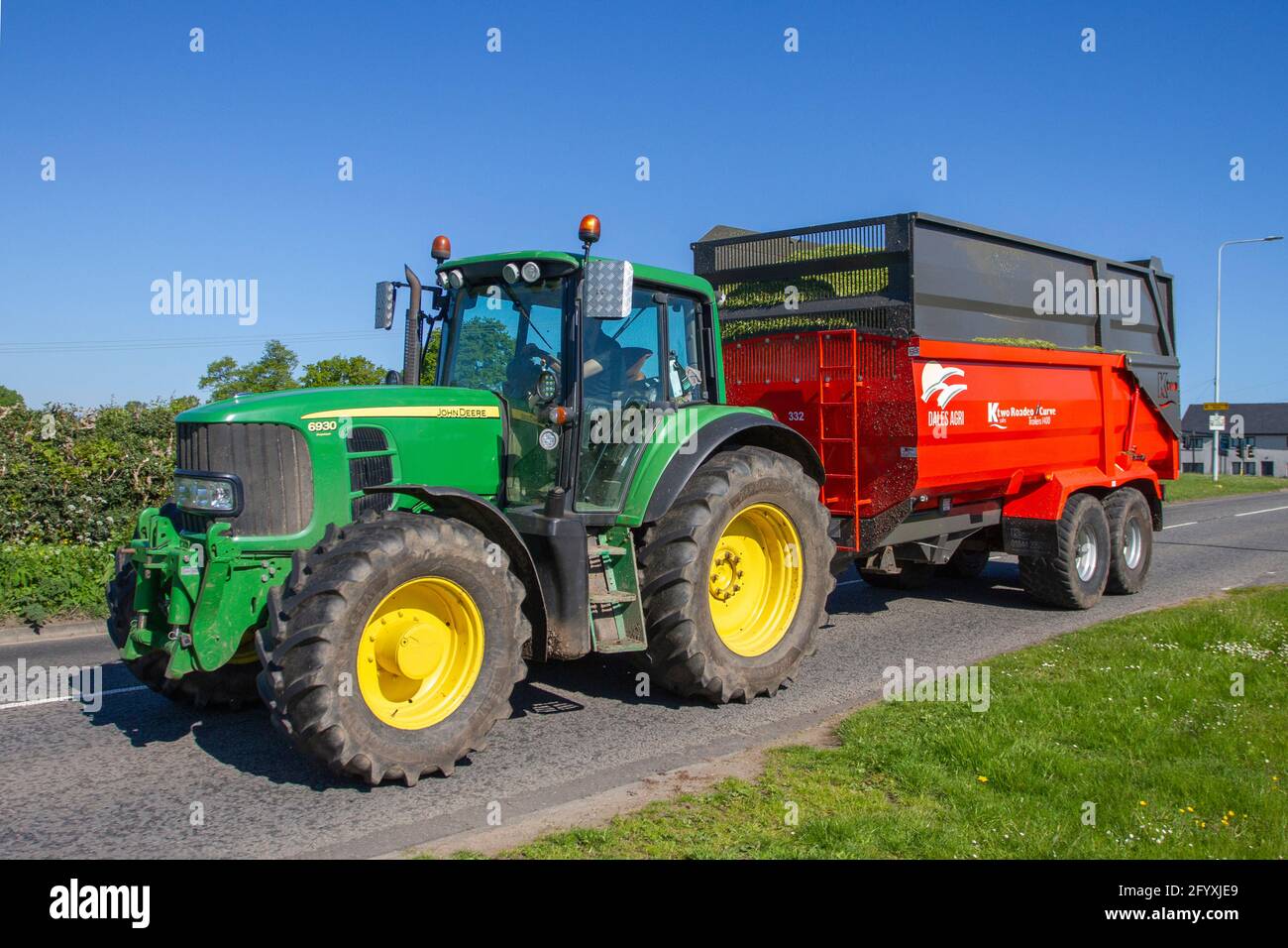 Mirar fijamente Roux Ocurrir Tractores John Deere 6250R y maquinaria agrícola asociada Ktwo Roadeo Gama  de remolques de ensilado de vuelco, usados para corte de hierba en  Cheshire, Reino Unido Fotografía de stock - Alamy